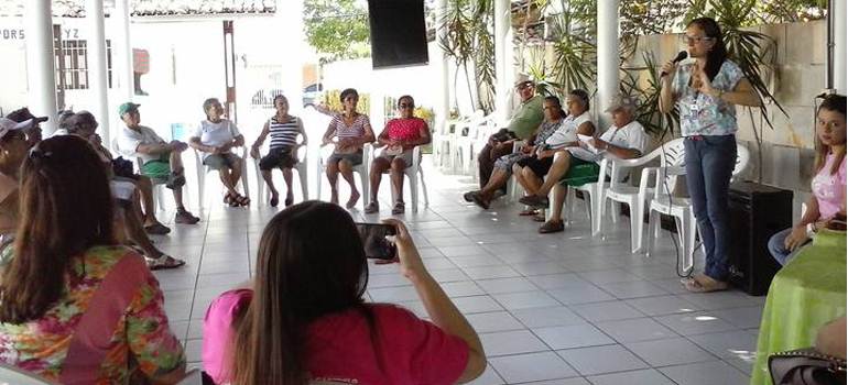 Câncer de mama é tema de roda de conversa com grupo de atividades integrativas